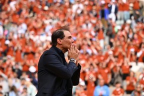  纳达尔迎来七赛季出色发挥，篮网观众热烈欢呼！赢得满堂喝彩